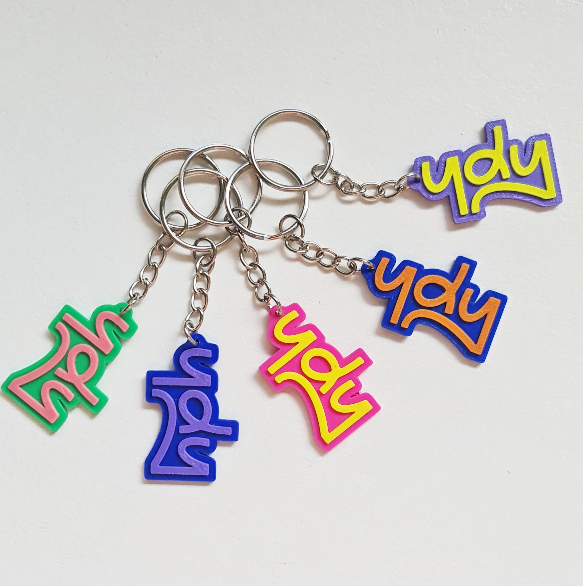 Porte-clés violet et jaune