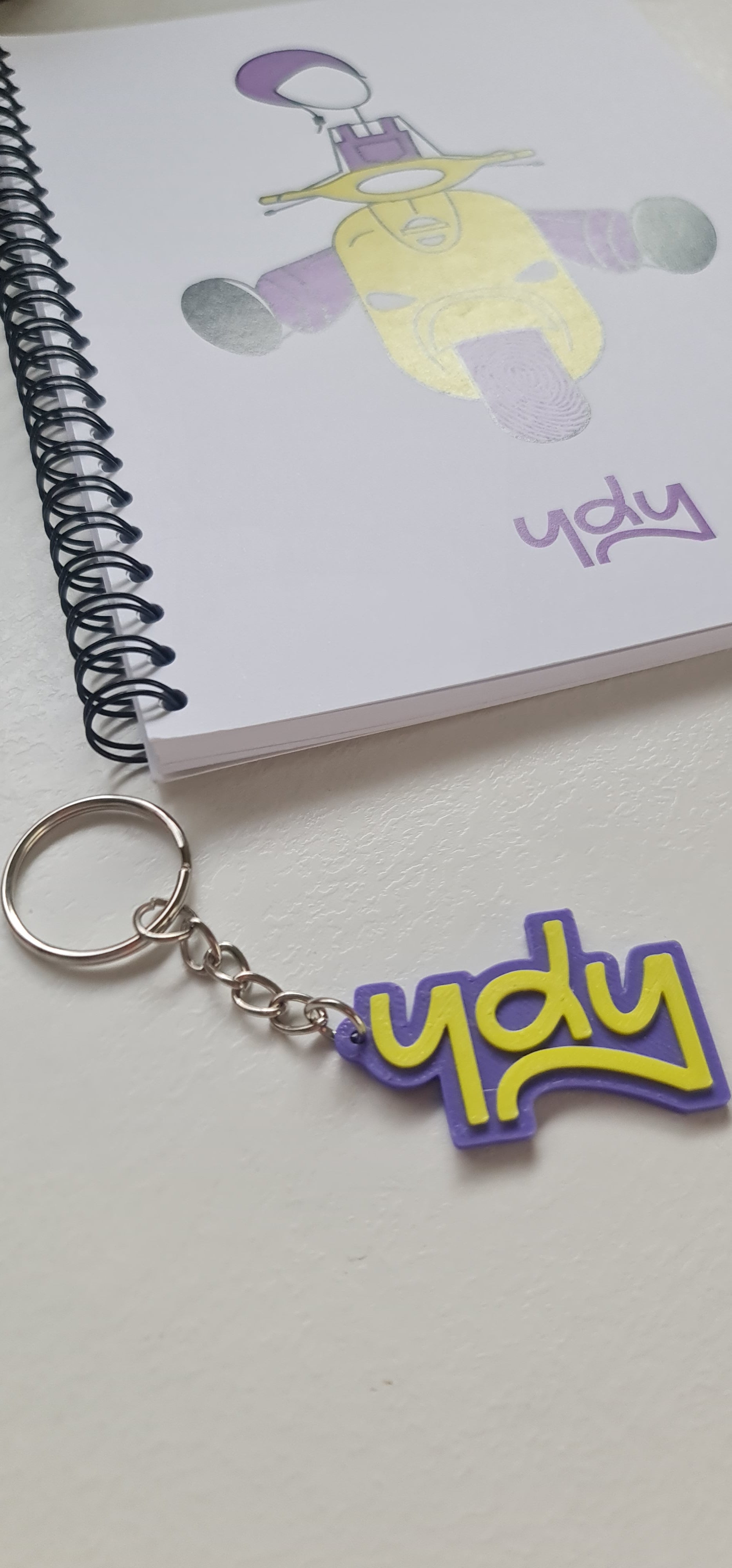 Porte-clés violet et jaune